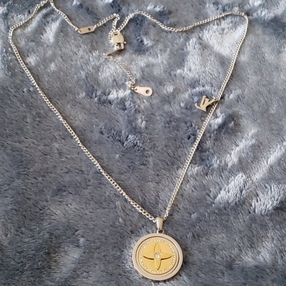 Louis Vuitton Paris silver necklace - Picture 3 of 14